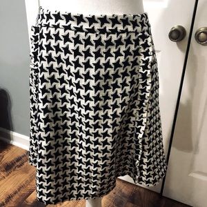 Women’s Loft cotton polyester and wool lined houndstooth skirt. Size 12.